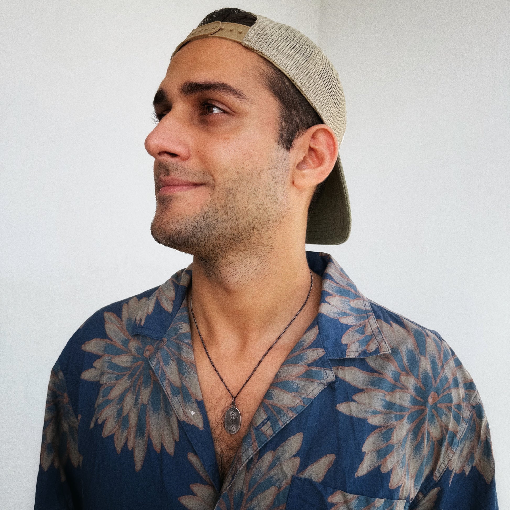 Man wearing a pendant with chain