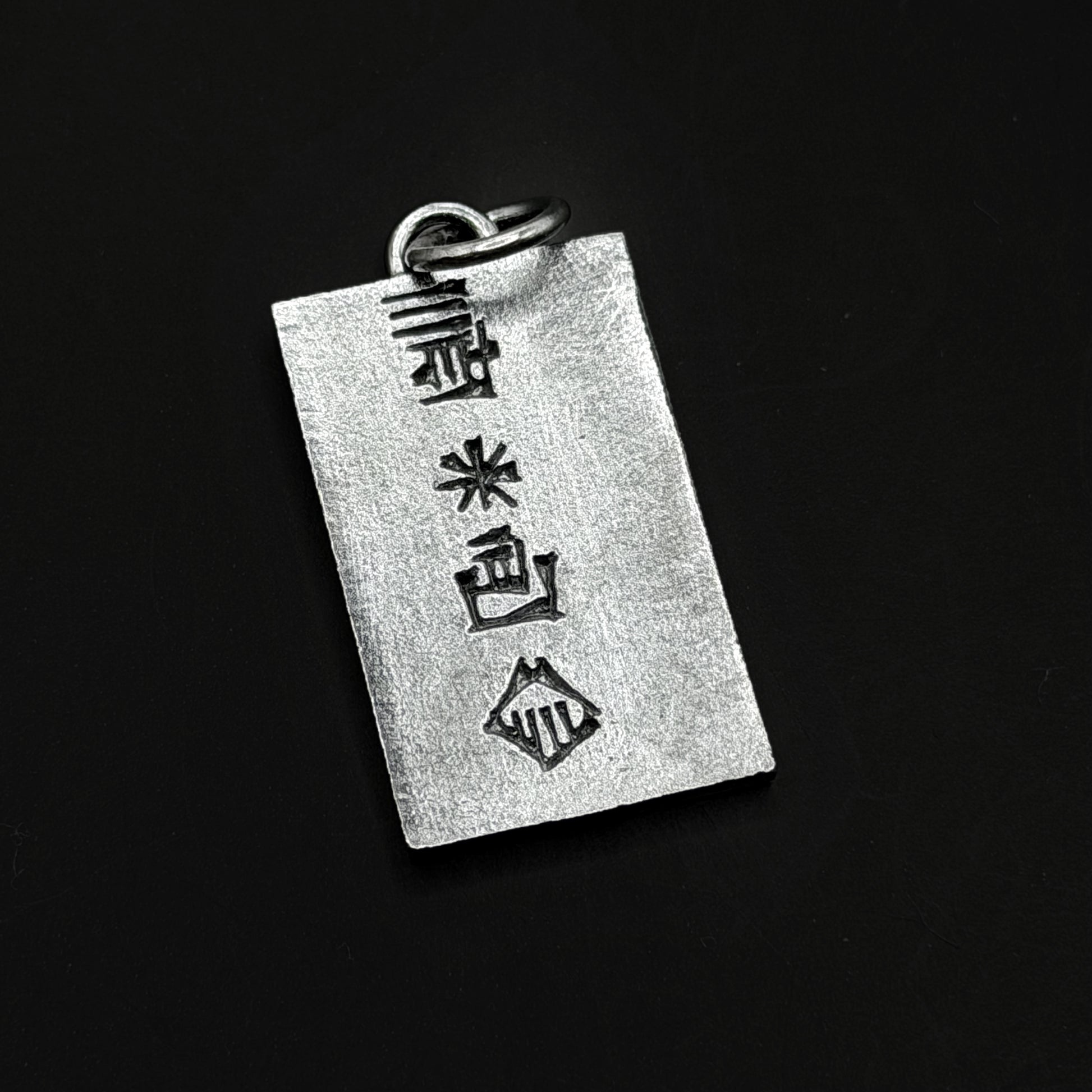 iraq pendant close up