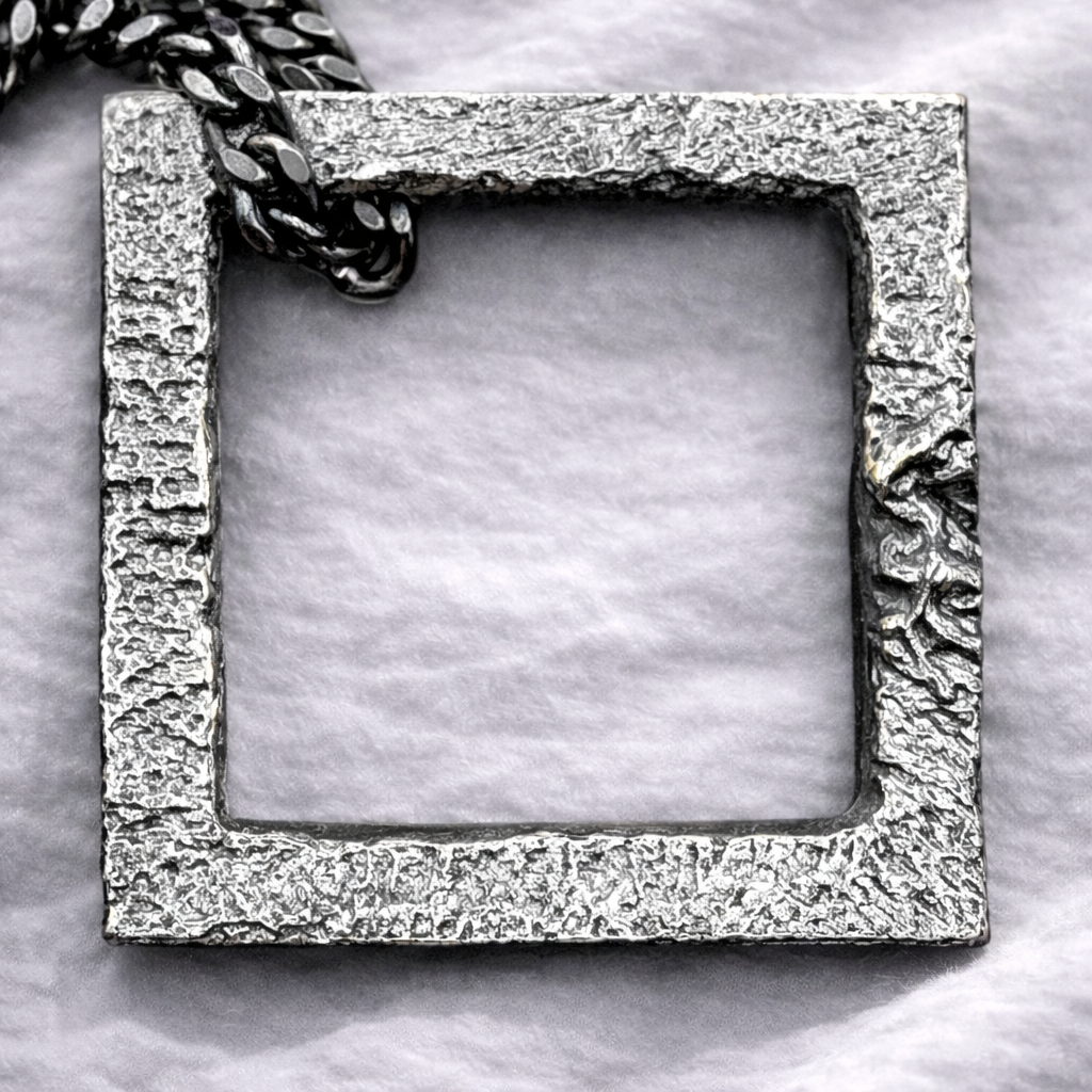 close up view of the pendant